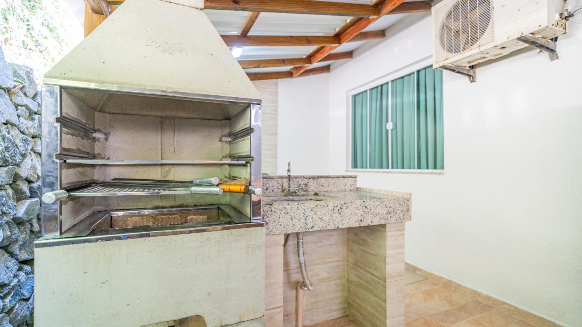 Residencial Com Piscina Possui Jacuzzi Aquecida Com Hidromassagem Vila Bombinhas Exterior foto