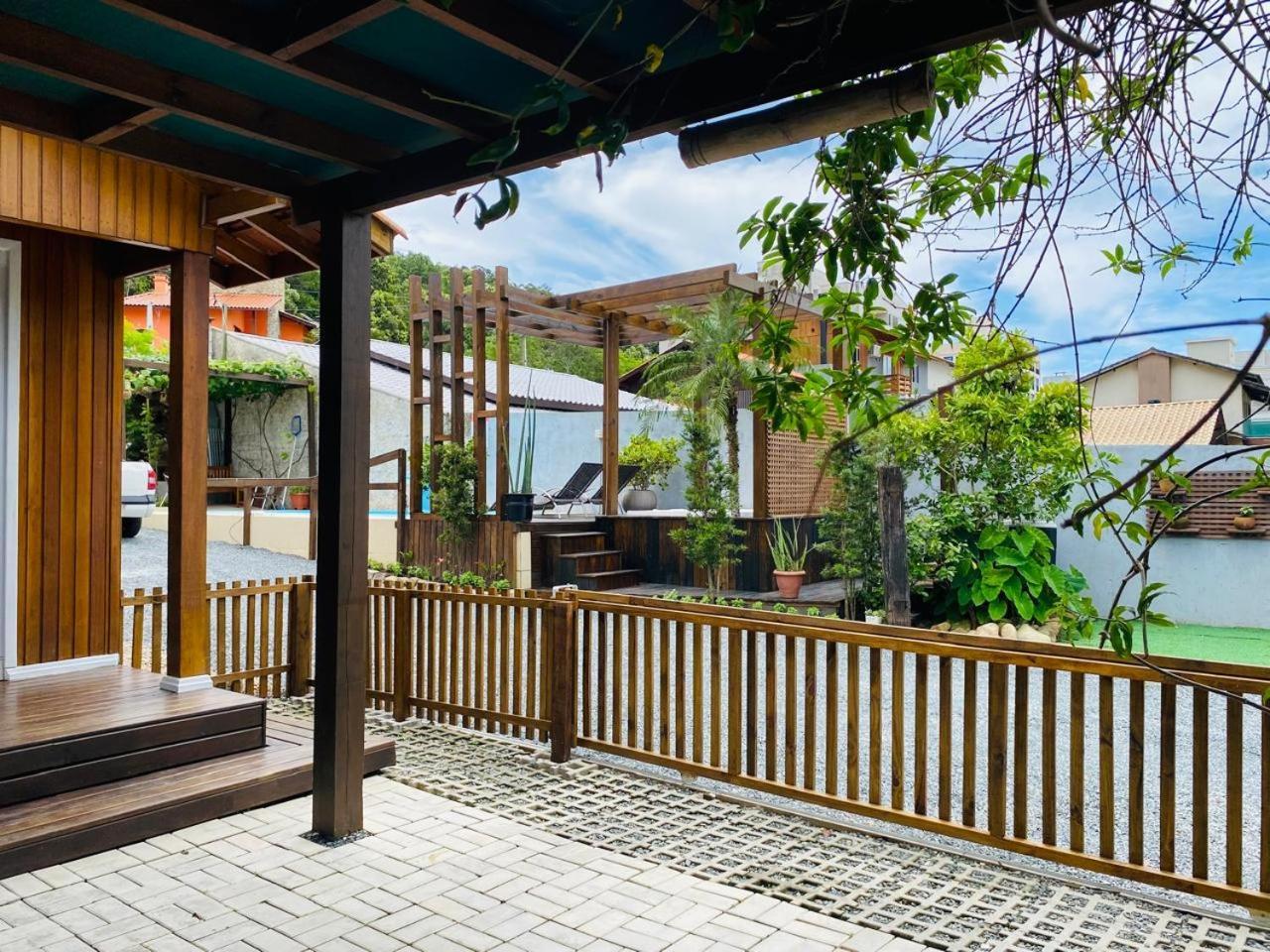 Residencial Com Piscina Possui Jacuzzi Aquecida Com Hidromassagem Vila Bombinhas Exterior foto