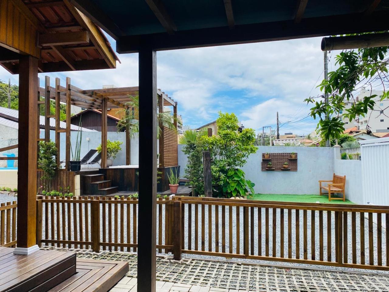 Residencial Com Piscina Possui Jacuzzi Aquecida Com Hidromassagem Vila Bombinhas Exterior foto
