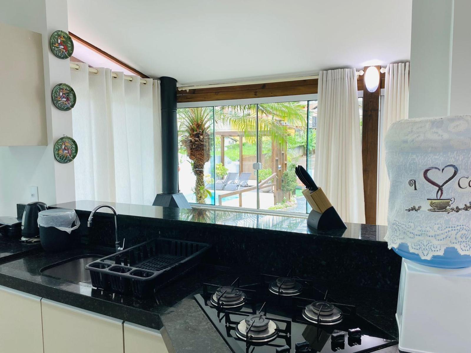 Residencial Com Piscina Possui Jacuzzi Aquecida Com Hidromassagem Vila Bombinhas Exterior foto