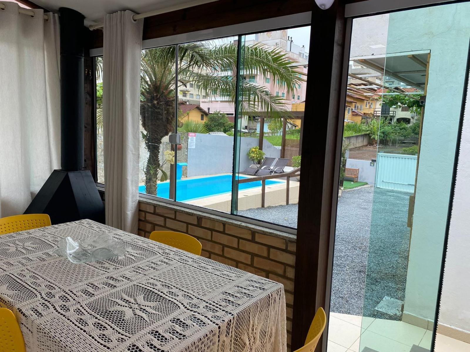 Residencial Com Piscina Possui Jacuzzi Aquecida Com Hidromassagem Vila Bombinhas Exterior foto