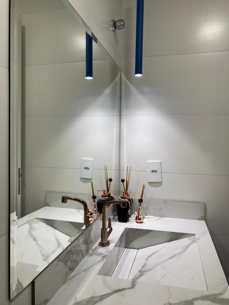 Residencial Com Piscina Possui Jacuzzi Aquecida Com Hidromassagem Vila Bombinhas Exterior foto