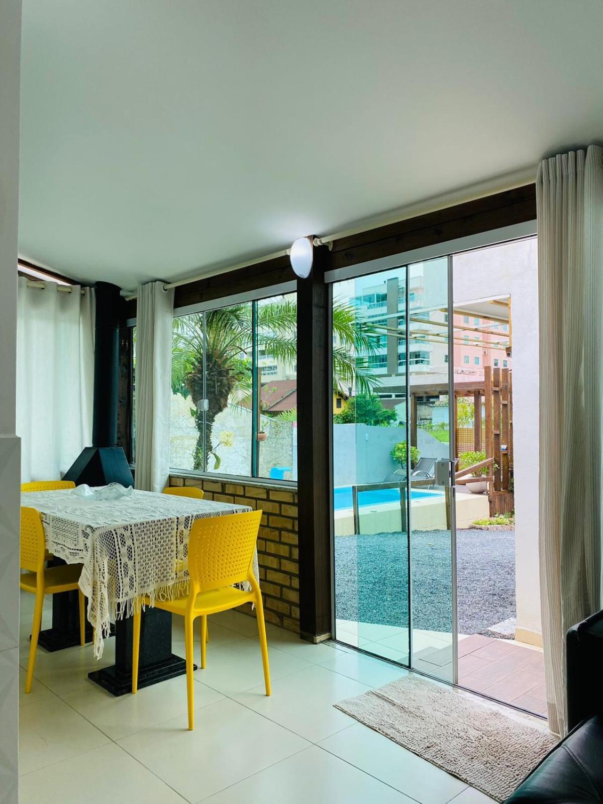 Residencial Com Piscina Possui Jacuzzi Aquecida Com Hidromassagem Vila Bombinhas Exterior foto